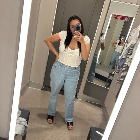 Hi there! Welcome to my closet🤗 - Picture 3 of 5